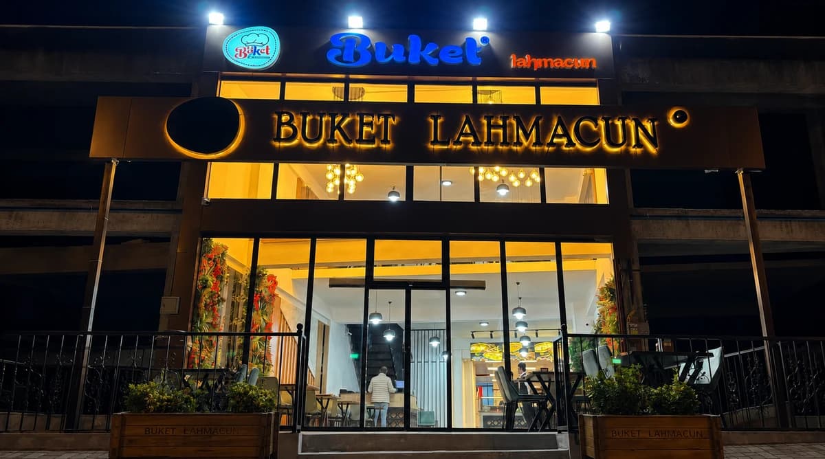 Buket Lahmacun & Kebap — işletme tabelası ve vitrin (gece)
