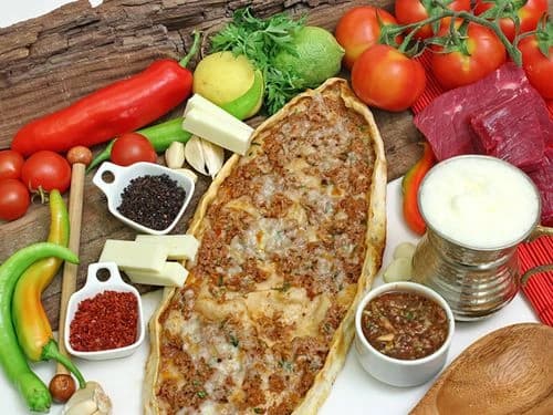 Kıymalı Kaşarlı Pide — İsot Lahmacun