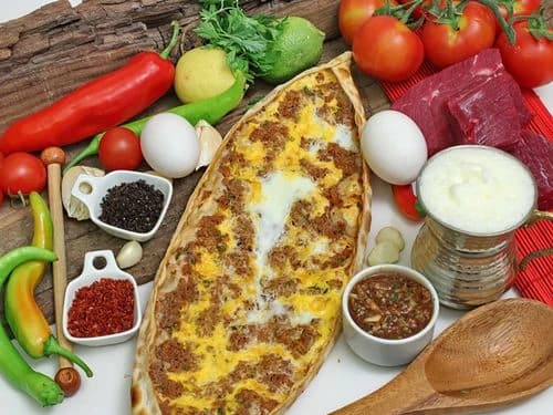 Kıymalı Yumurtalı Pide — İsot Lahmacun