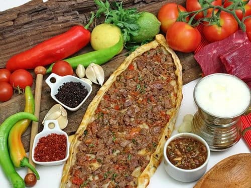 Kuşbaşılı Pide — İsot Lahmacun