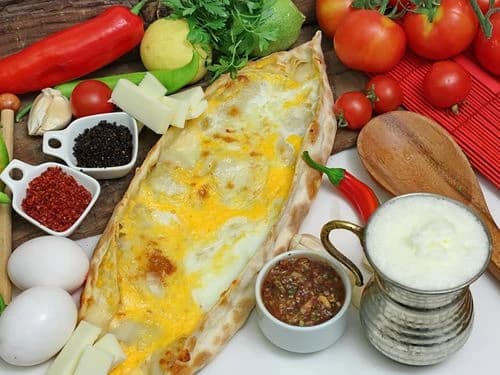 Yumurtalı Kaşarlı Pide — İsot Lahmacun