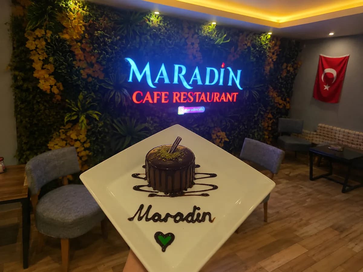 Maradin Cafe Restaurant — iç mekan ve imza tatlı sunumu