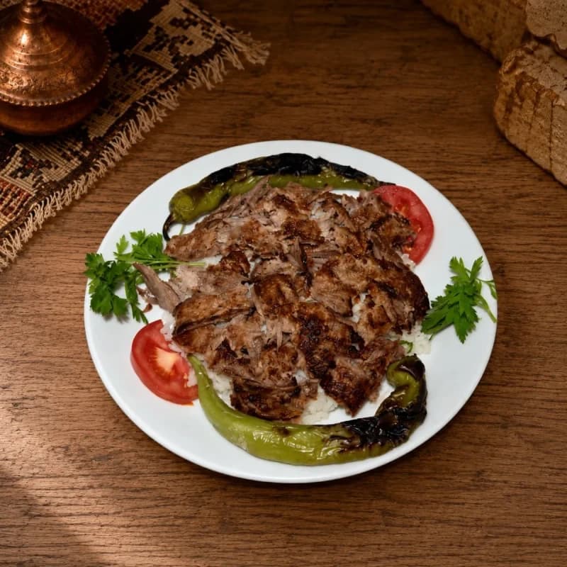 Şahmeran Mahalli Yemekler — Pilav Üstü Döner (temsilî görsel)