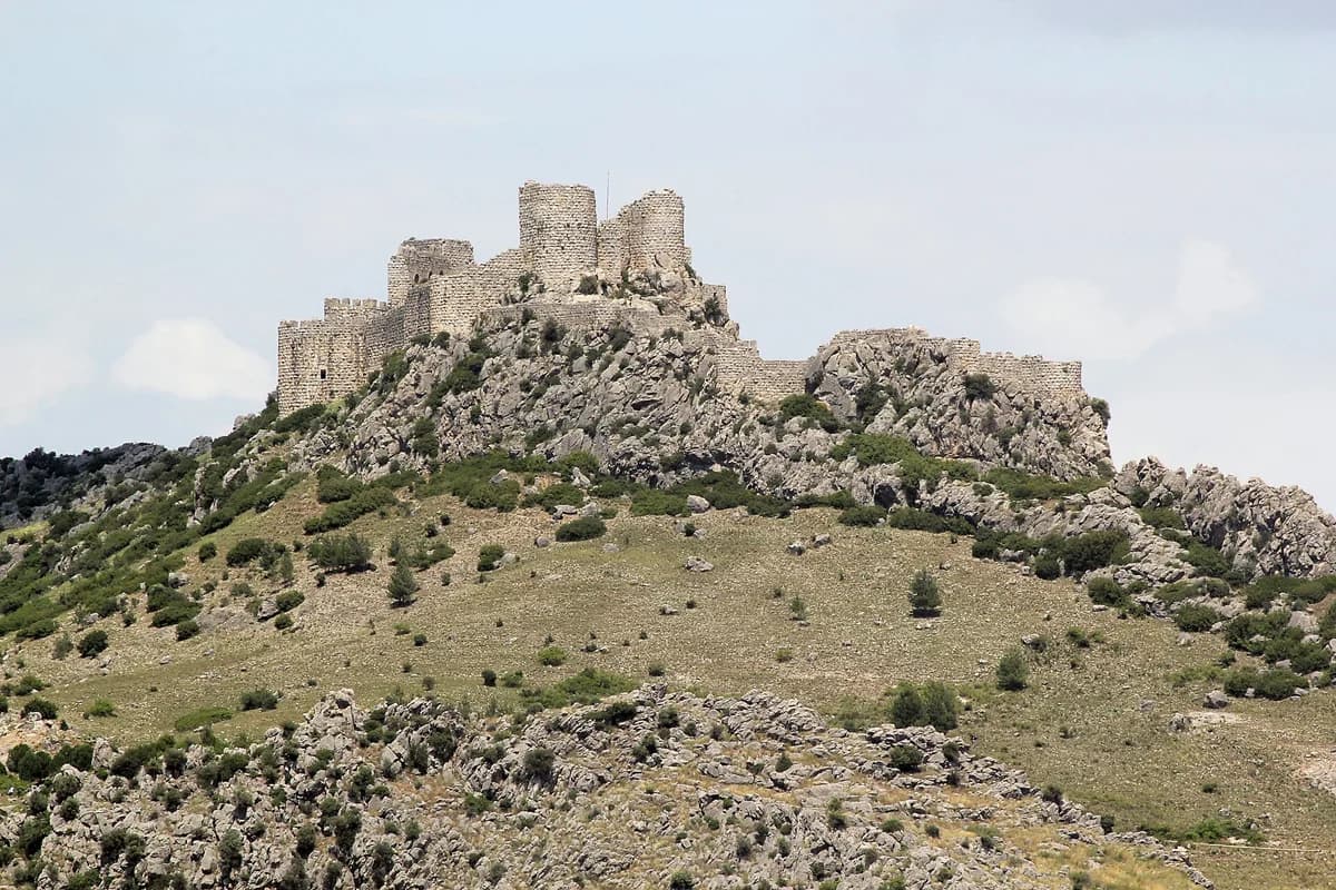 Şahmeran Hâlâ Duvarda