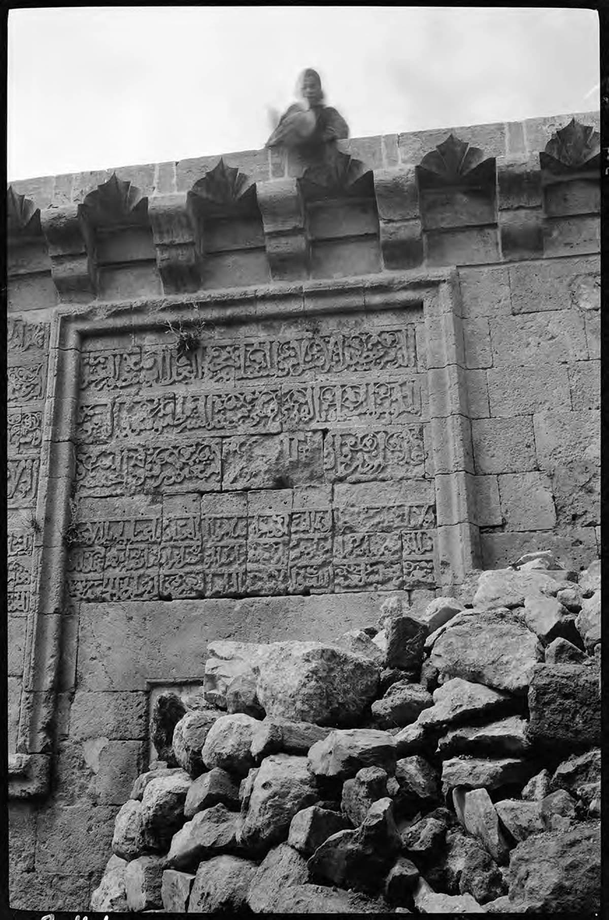 Ulu Cami Duvarındaki Kitabe ve Minare — Alp Kuş'un Vergi İlgası Fermanı, H. 582
