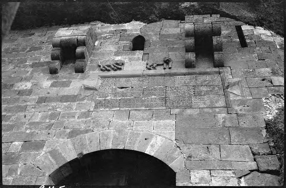 Kale Kapısındaki Kitabe: Akkoyunlu Hükümdarı Kara Yülük Osman Beyin Fermanı (H. 809–838)