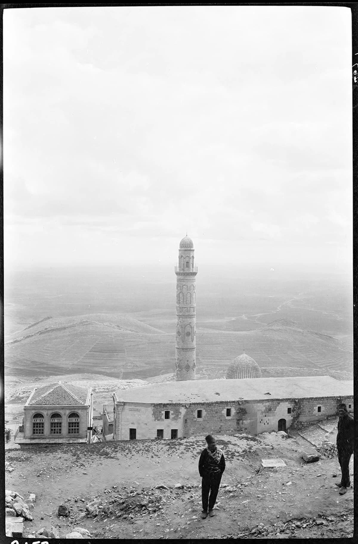 Kasımiye Camii — Minare ve Dış Cephe, Ön Planda Adam