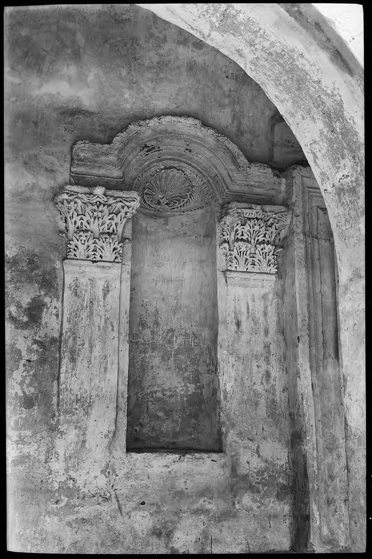Deyrulzafaran Manastırı — Güney Şapeli, Giriş, Dış Cephe Sağ Niş