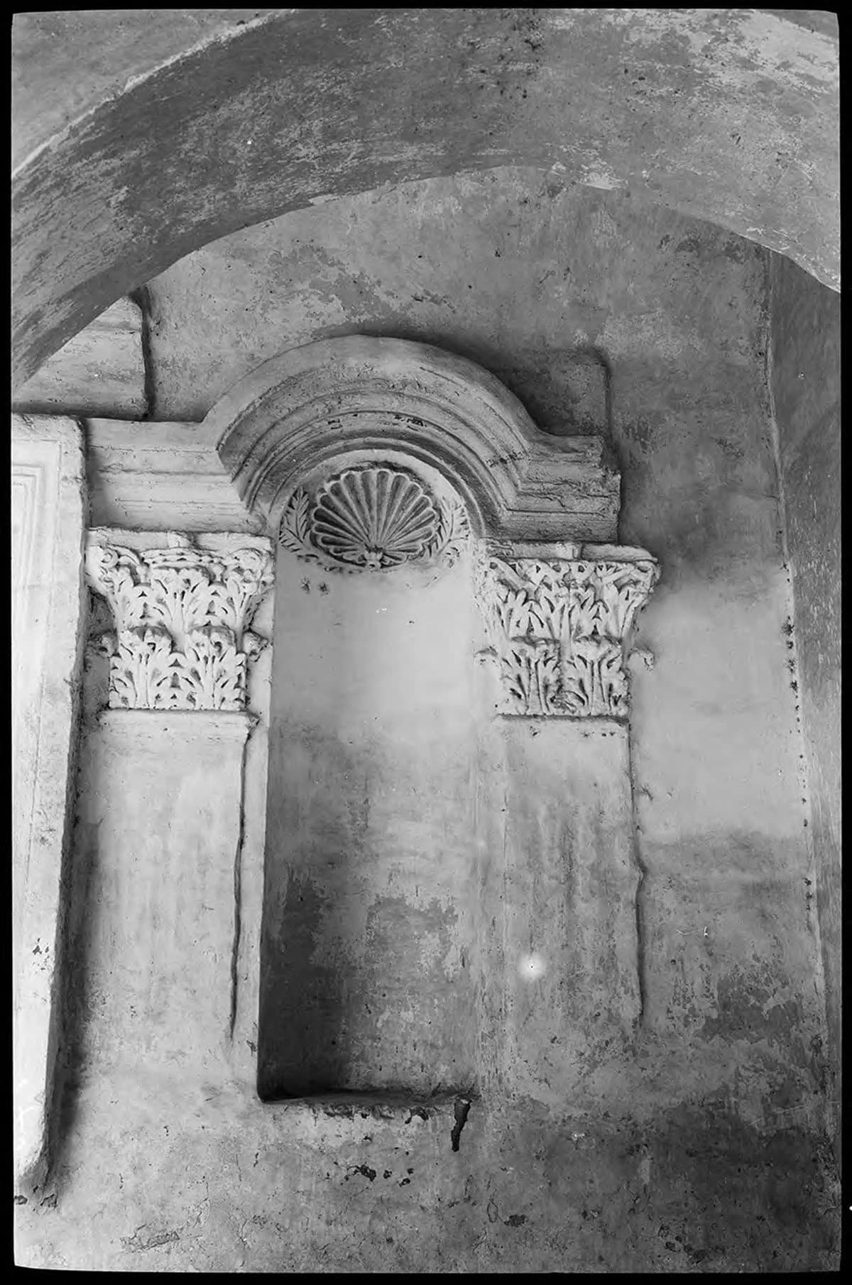 Deyrulzafaran Manastırı — Güney Şapeli, Giriş, Dış Cephe Sağ Niş