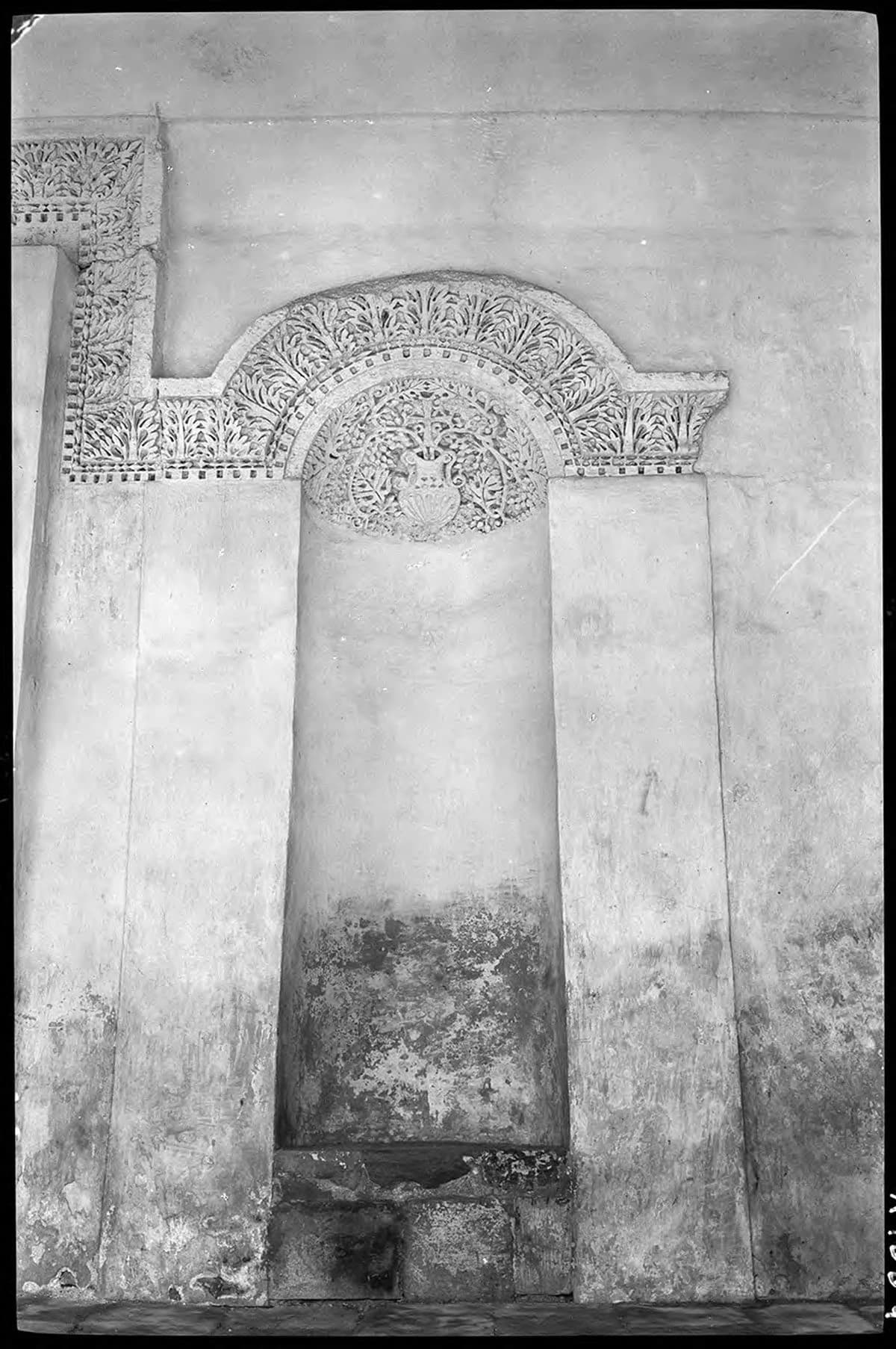 Deyrulzafaran Manastırı — Ana Kilise, Giriş, Dış Cephe Sağ Niş
