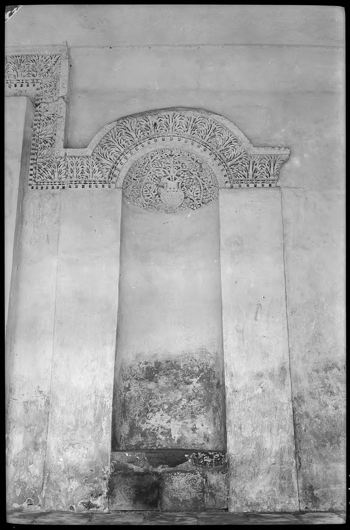 Deyrulzafaran Manastırı — Ana Kilise, Giriş, Dış Cephe Sağ Niş