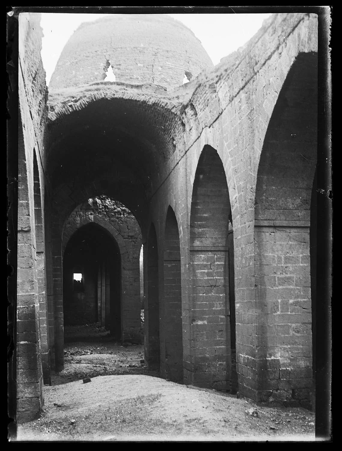 Kızıltepe Ulu Camii — İç mekândan görünüm
