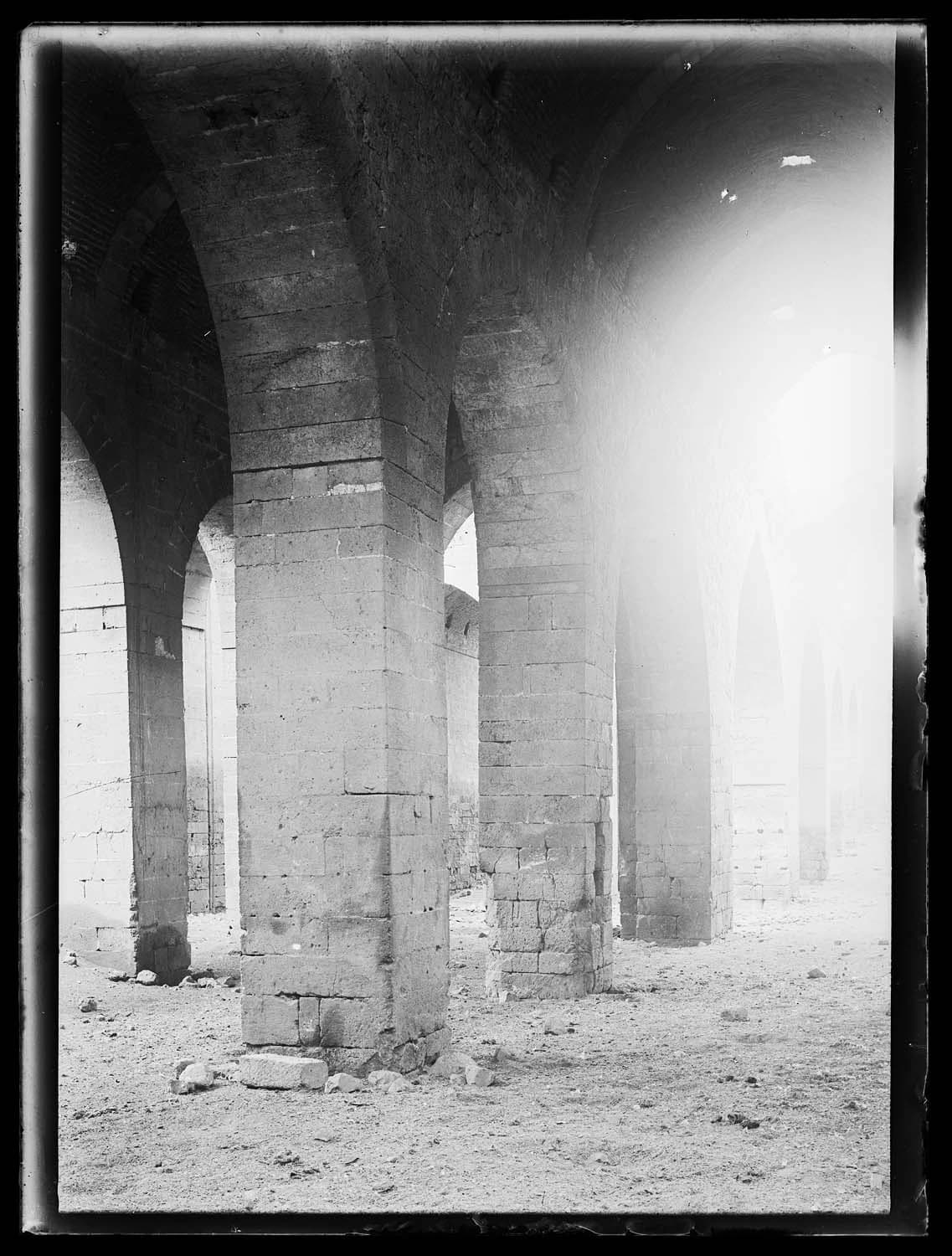 Kızıltepe Ulu Camii — İç mekândan görünüm