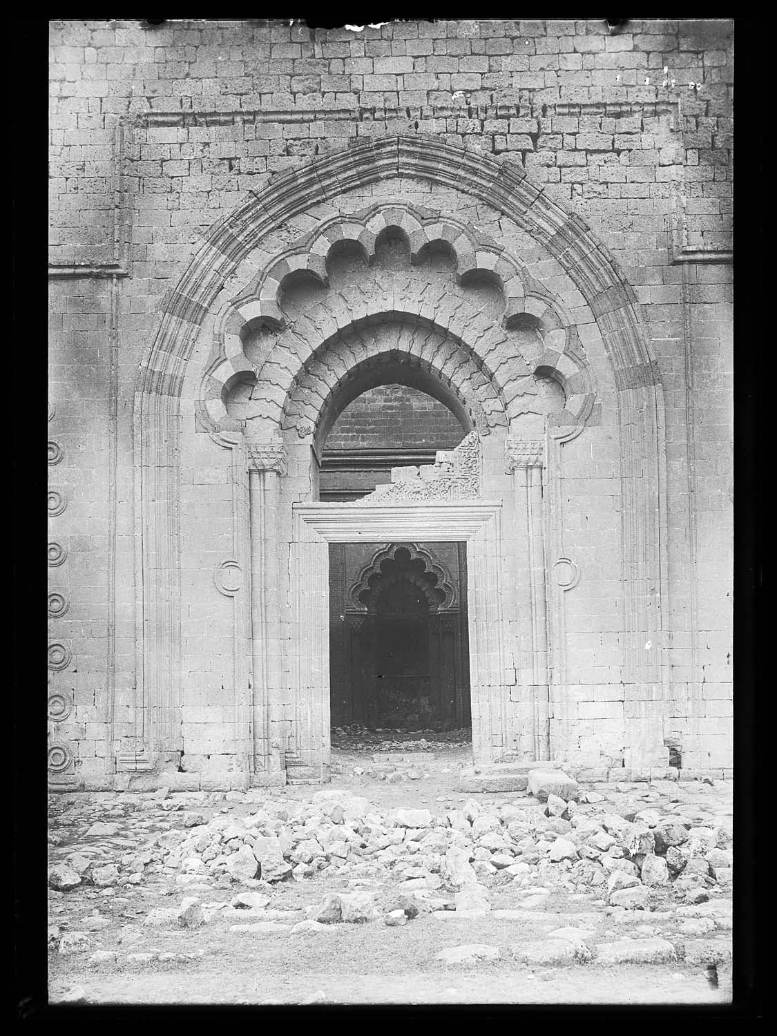 Kızıltepe Ulu Camii — Giriş taç kapısı