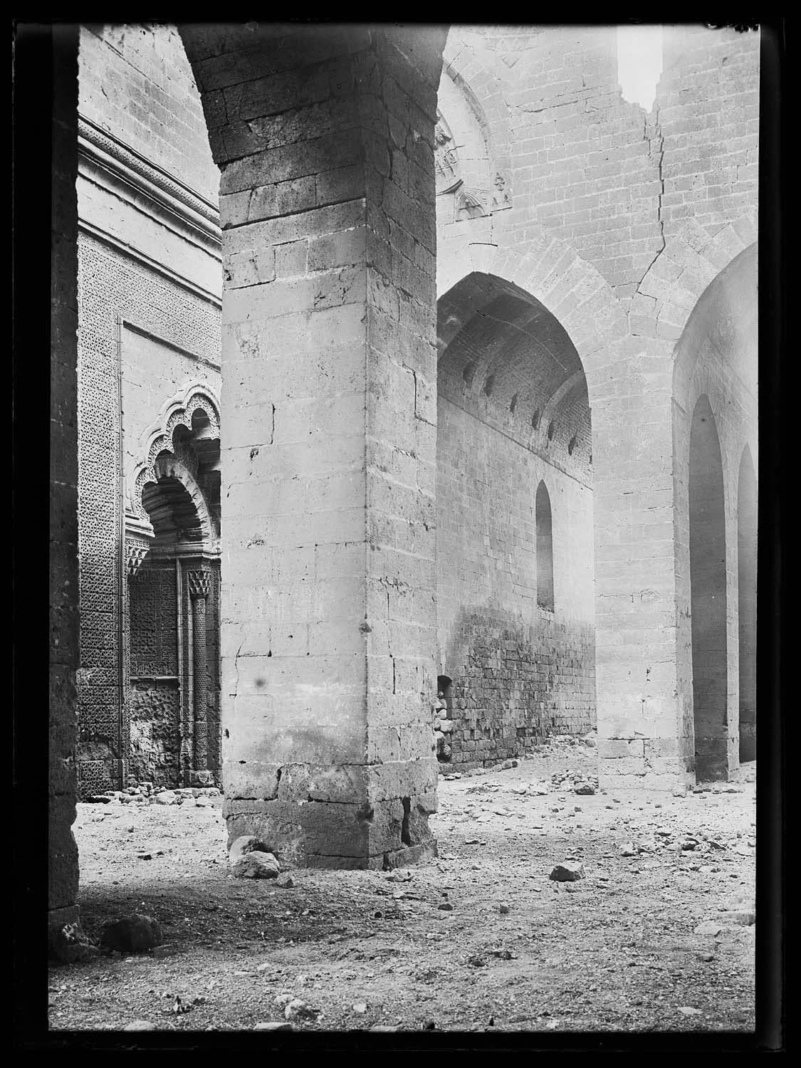 Kızıltepe Ulu Camii — İç mekândan görünüm