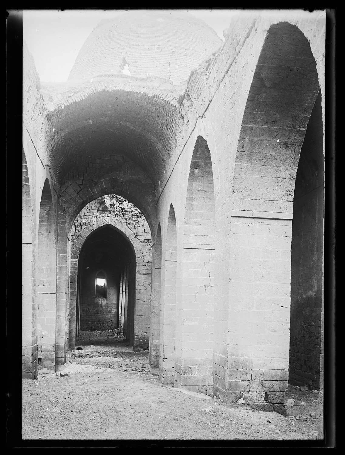 Kızıltepe Ulu Camii — İç mekândan görünüm