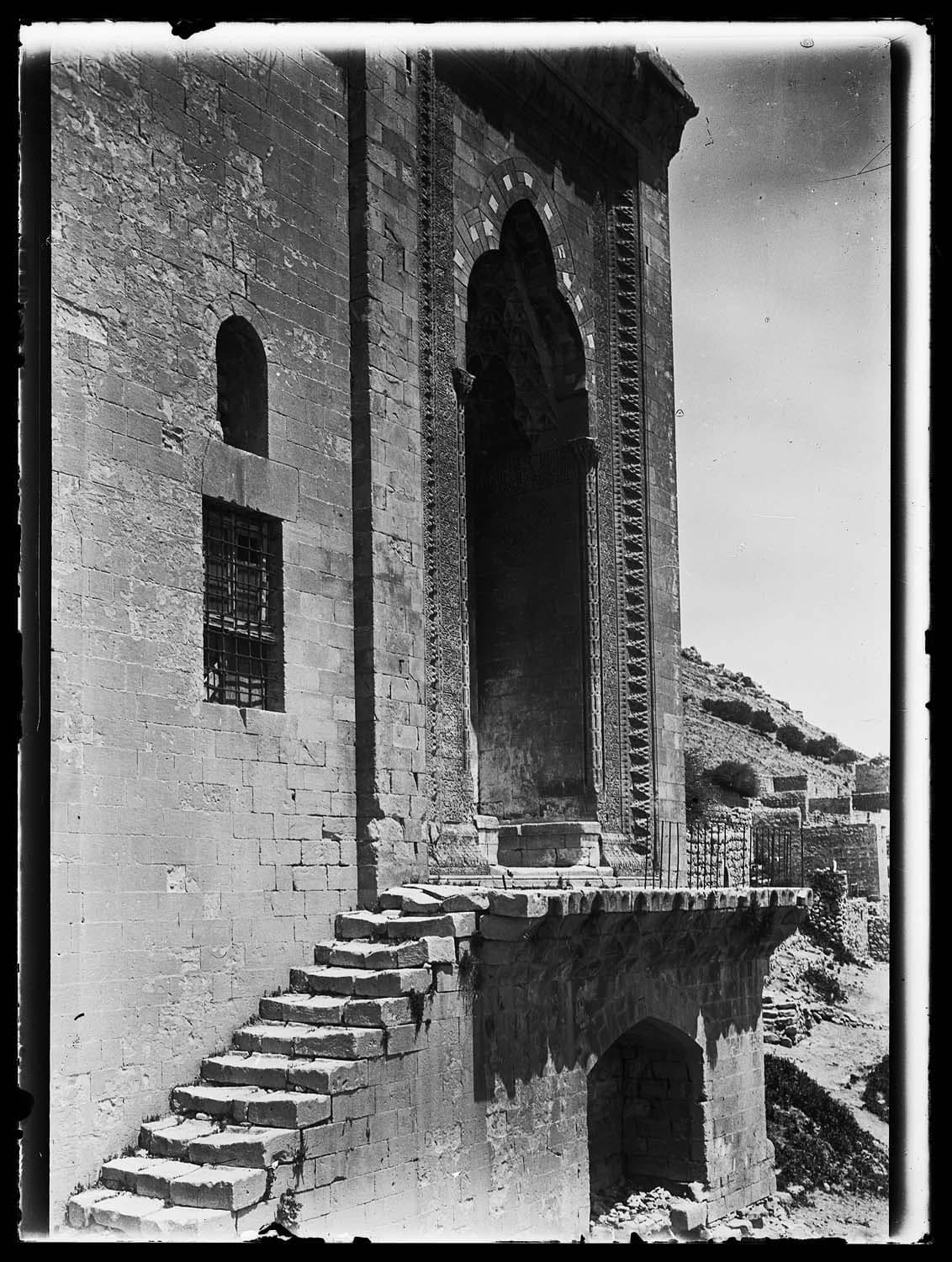 Sultan İsa (Zinciriye) Medresesi — Taç kapı