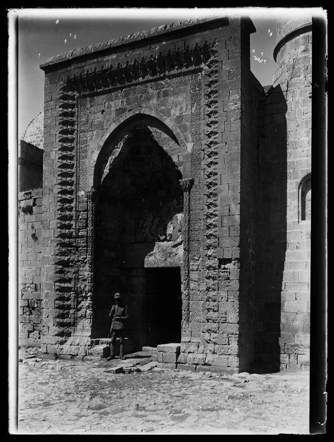 Melik Mahmut Camii (Bâbüssûr) — Giriş taç kapısı