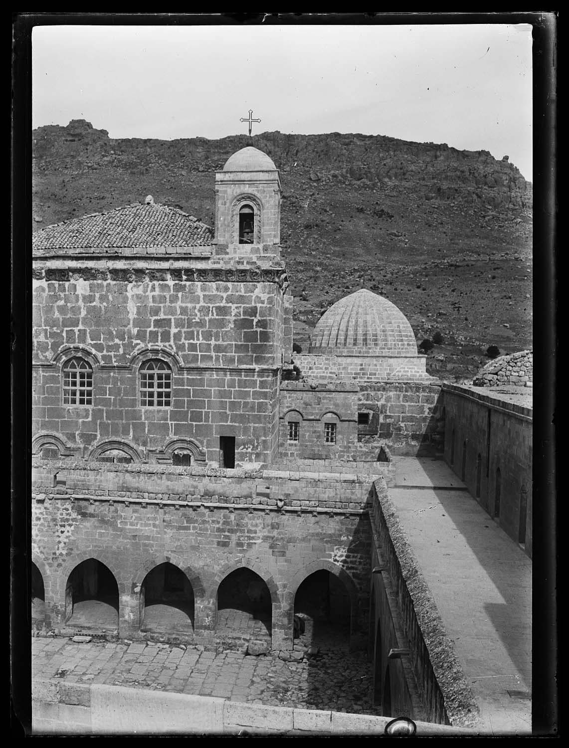 Deyrulzafaran Manastırı (Mor Hananyo) — İç avlu ve şapel