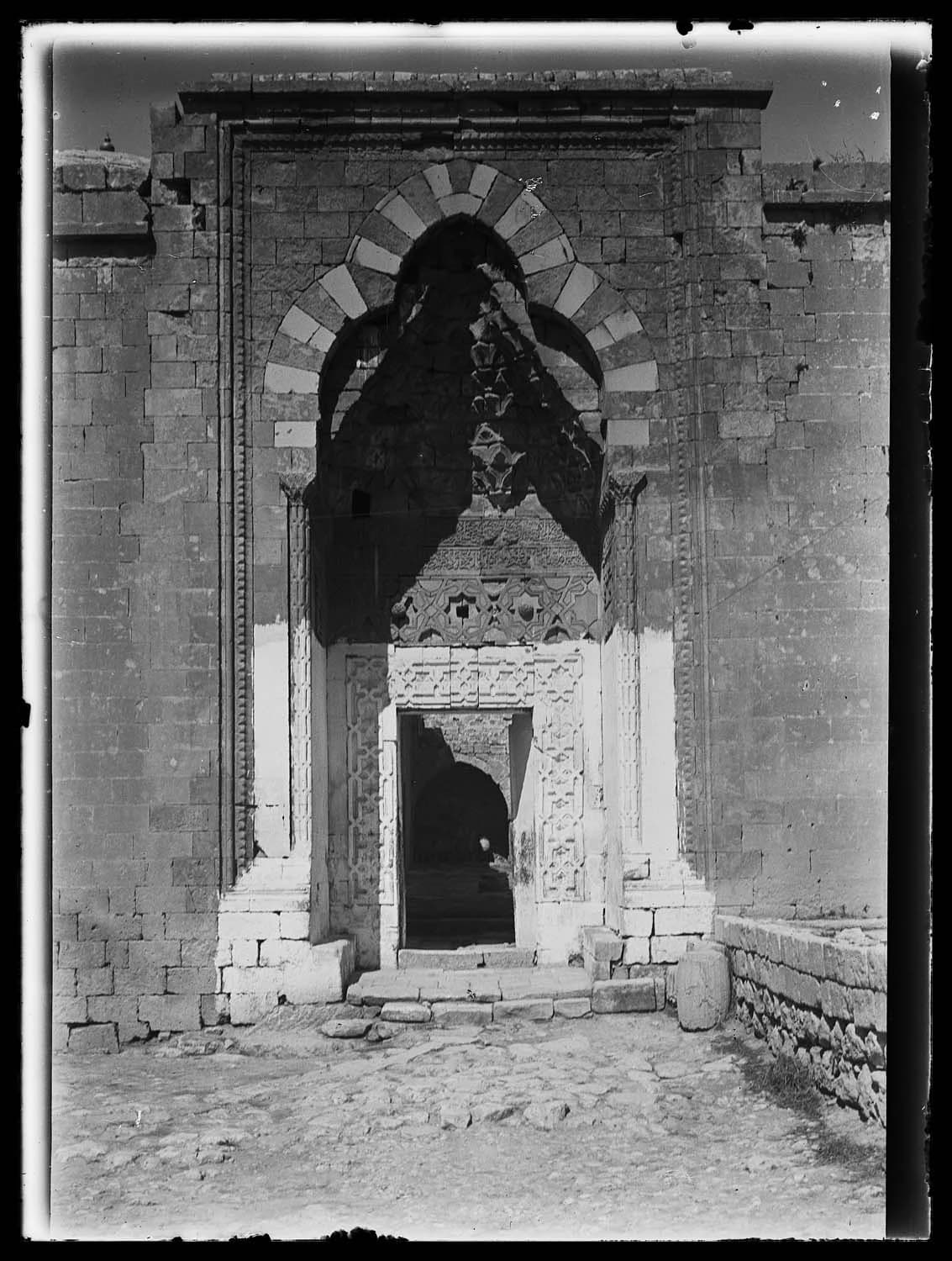Latifiye Camii (Abdüllatif Camii) — Giriş kapısı