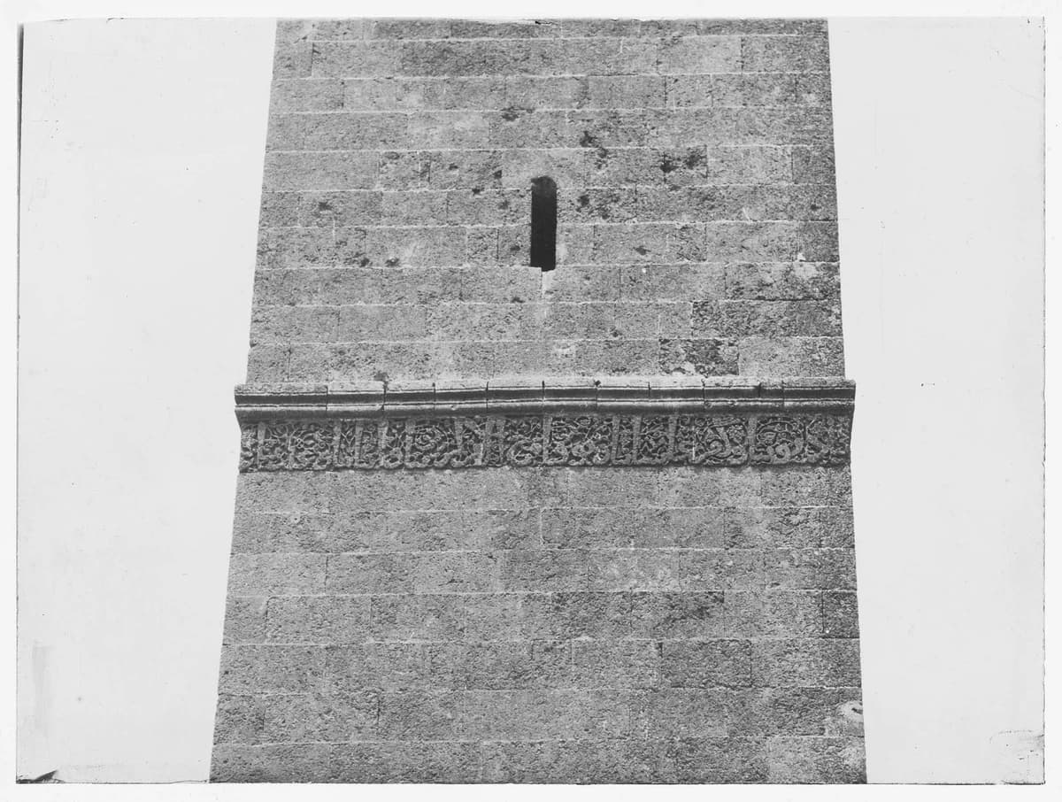 Kızıltepe Ulu Camii — Minaredeki süsleme motiflerinden detay