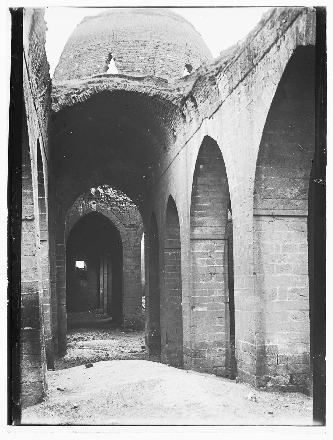 Kızıltepe Ulu Camii — İç mekândan görünüm