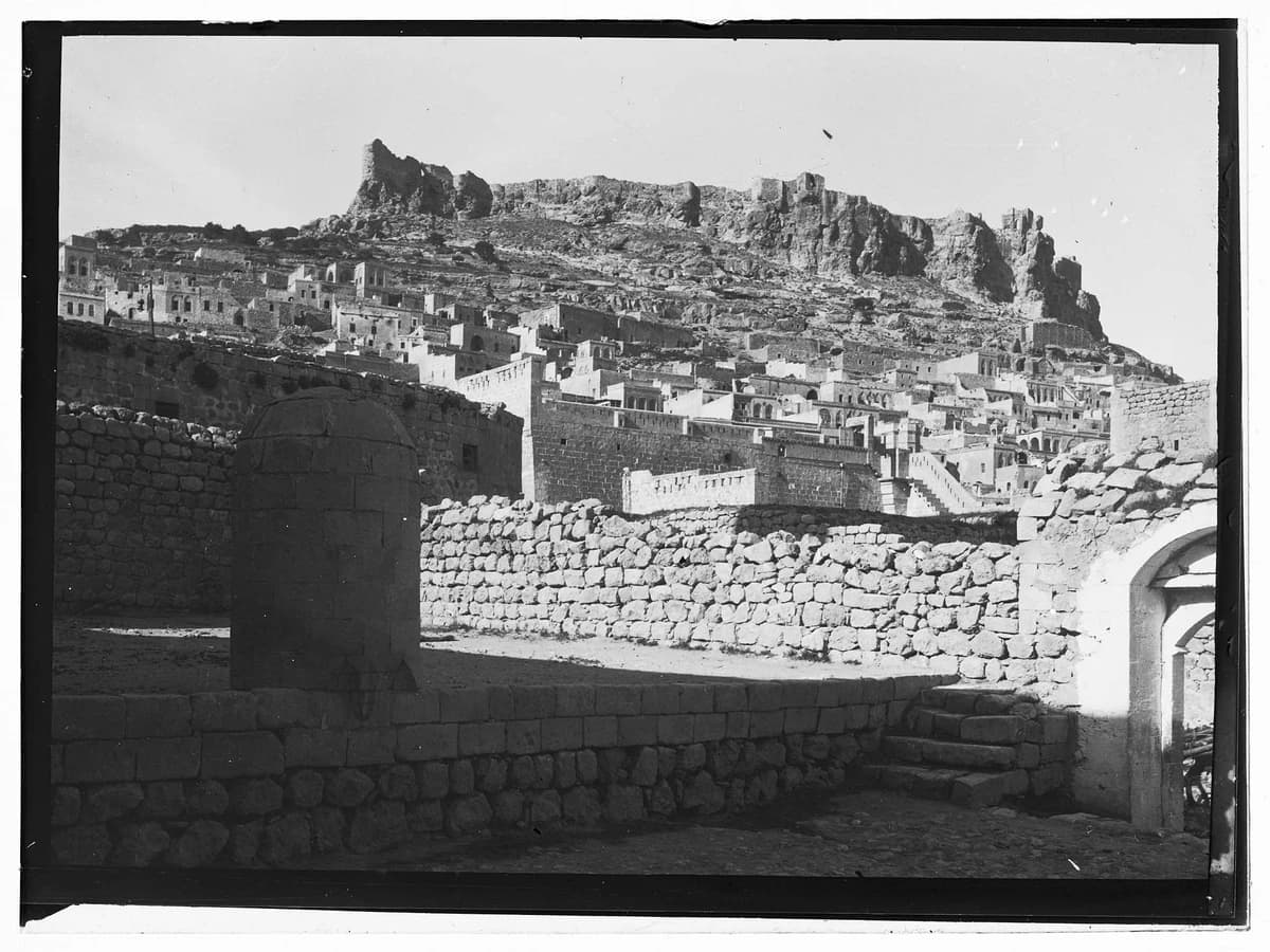 Mardin — Şehrin ve kalenin batıdan görünümü
