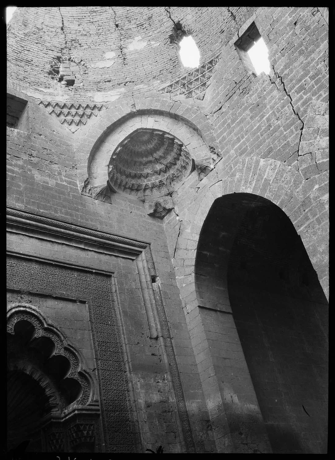 Kızıltepe Ulu Camii — Kubbenin içeriden görünümü