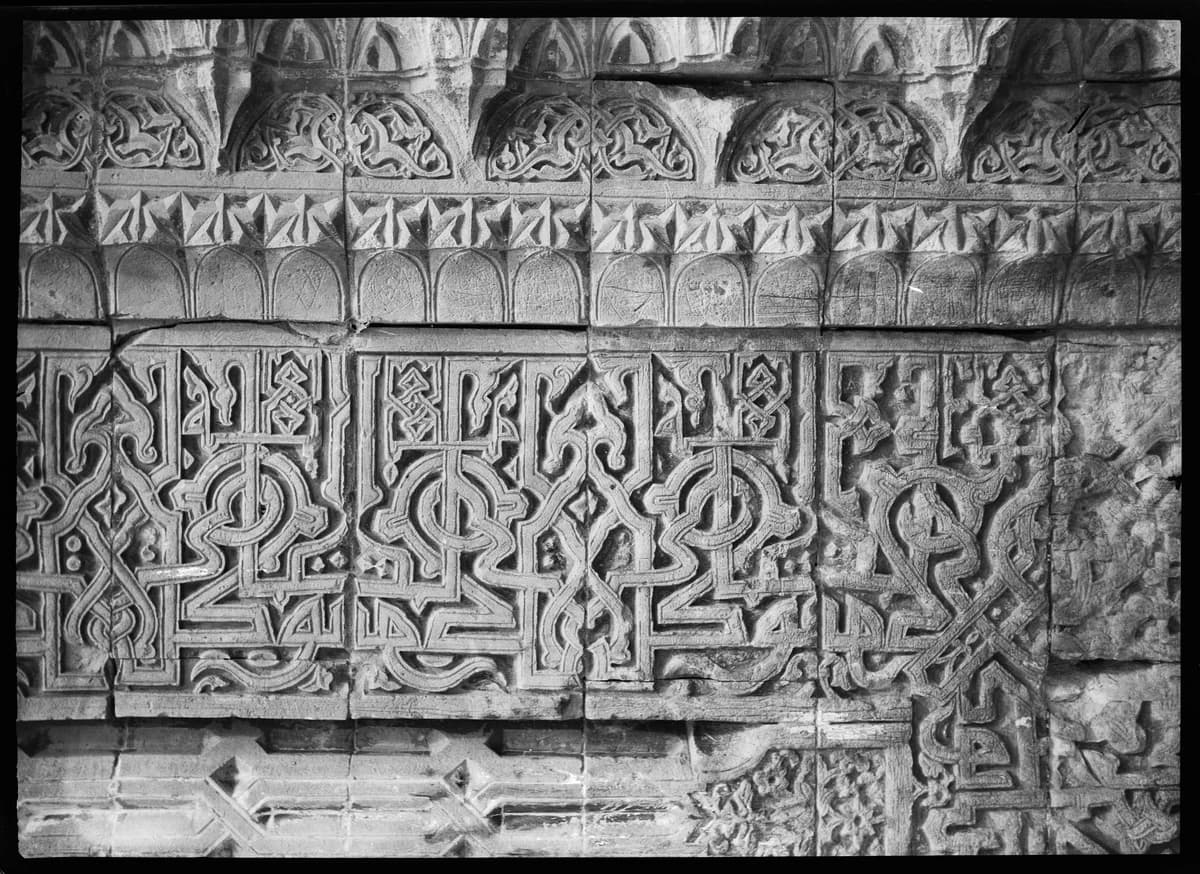Sultan İsa (Zinciriye) Medresesi — Taç kapıdaki süsleme silmelerinden detay