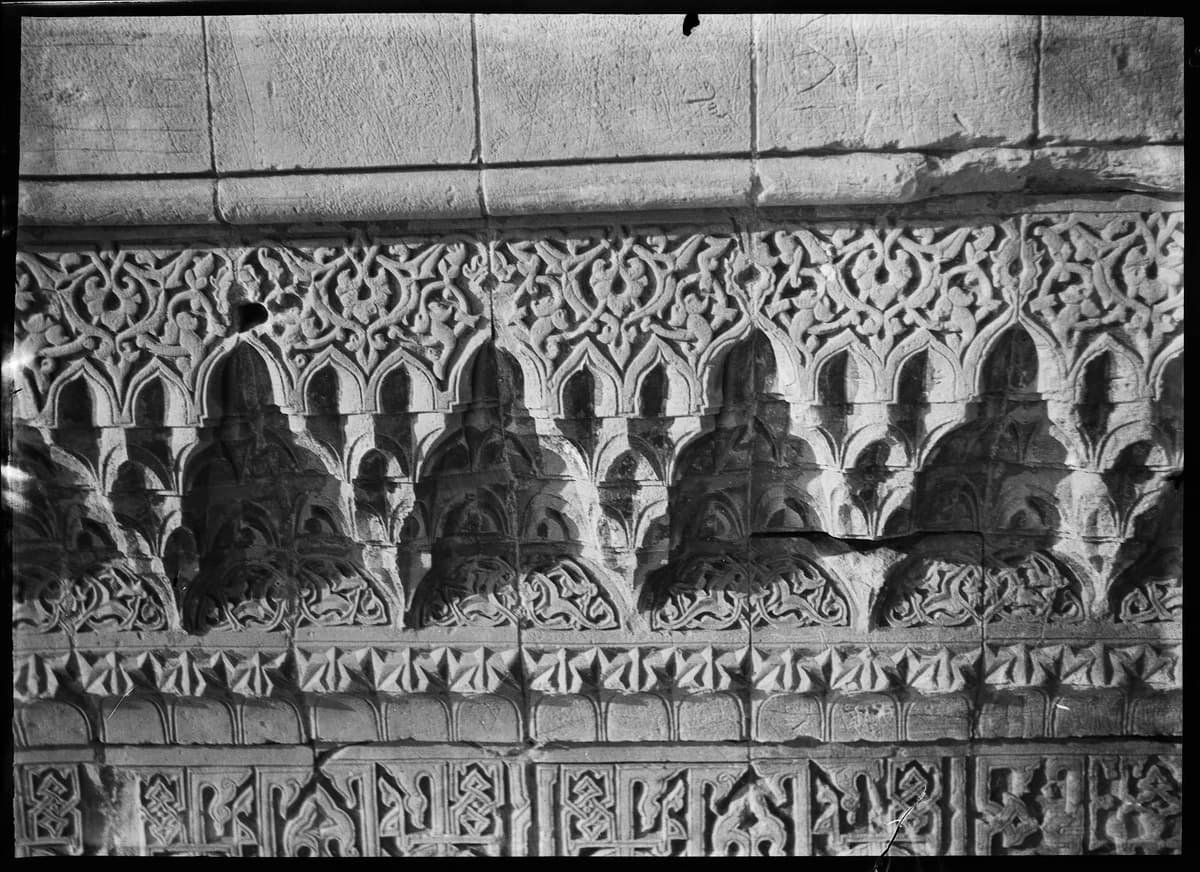 Sultan İsa (Zinciriye) Medresesi — Taç kapıdaki süsleme silmelerinden detay