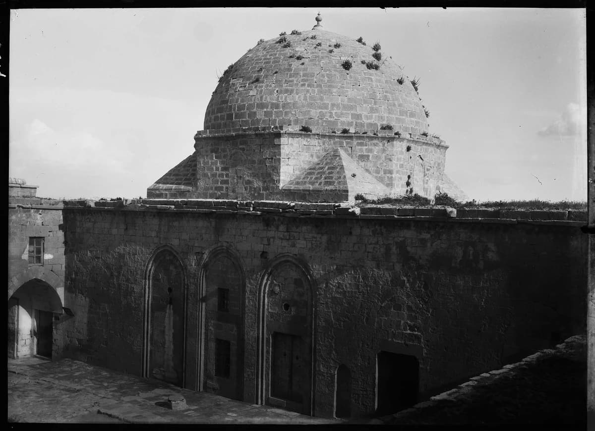 Latifiye Camii (Abdüllatif Camii) — İç avlu ve kubbe