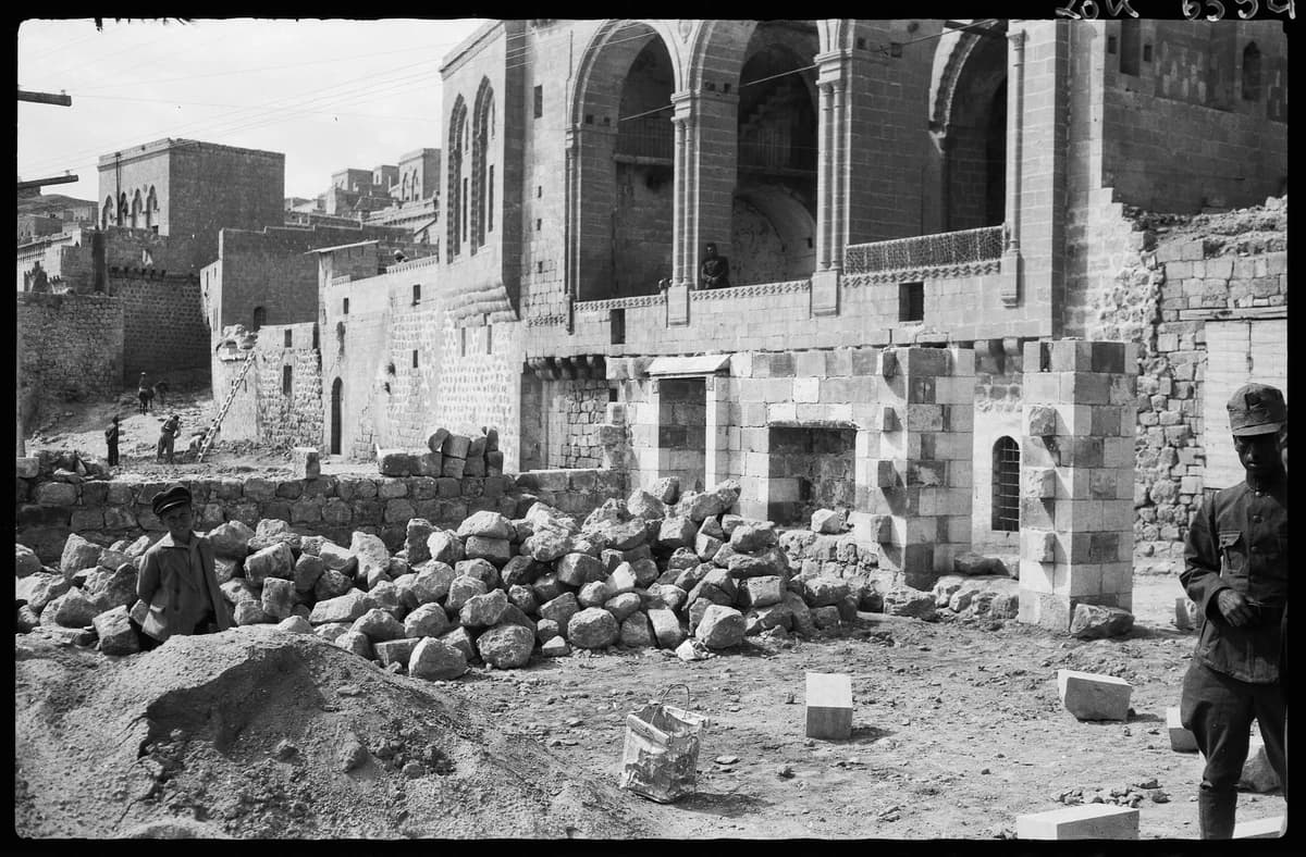 Mardin — Yeni tarihli bir evin revaklı cephesi