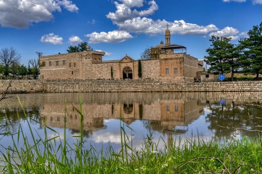 Anıtlı Köyü Hah Harabeleri'nde suya yansıyan taş yapı ve kilise silueti