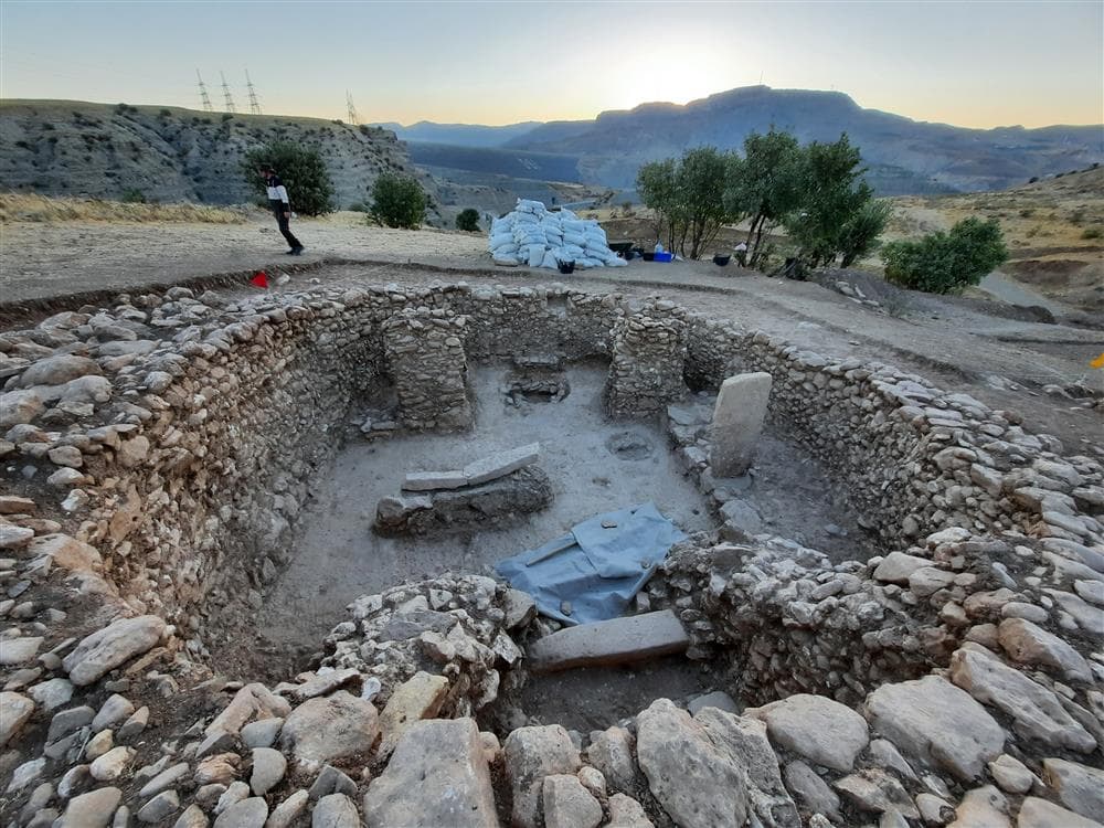 Boncuklu Tarla kazı alanında taş duvarlı yuvarlak yapı ve çevresindeki açık arazi