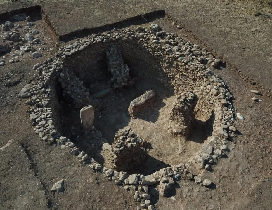Boncuklu Tarla'da yukarıdan görünen yuvarlak planlı taş yapı kalıntısı