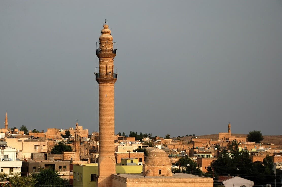 Cevat Paşa Camii'nin avlu ve taş cephe detaylarını gösteren görünüm