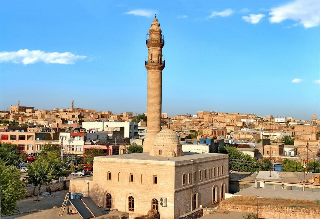 Cevat Paşa Camii'nin taş cepheli dış görünümü ve minaresi