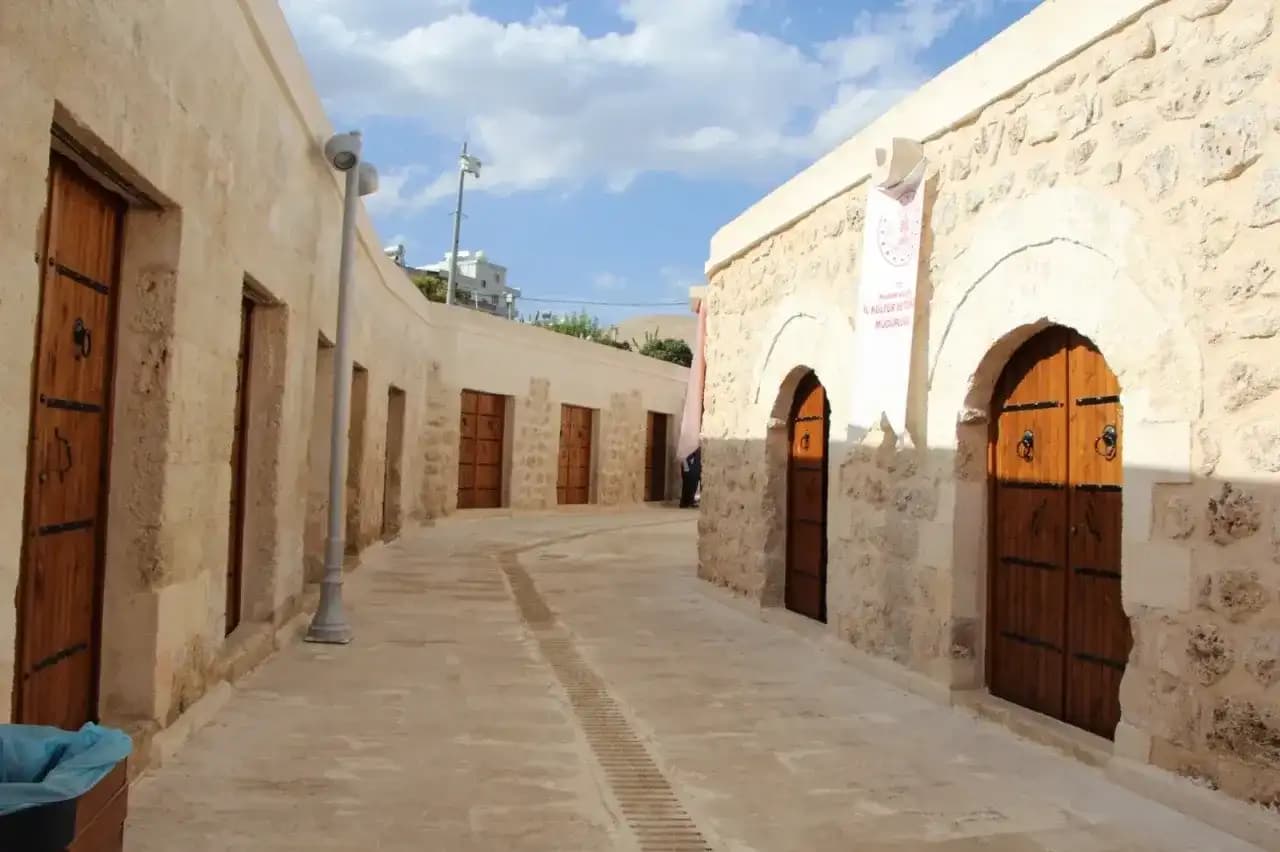 Dargeçit Tarihi Çarşı'da restore edilmiş taş cepheler, kemerli kapılar ve sokak geçişi