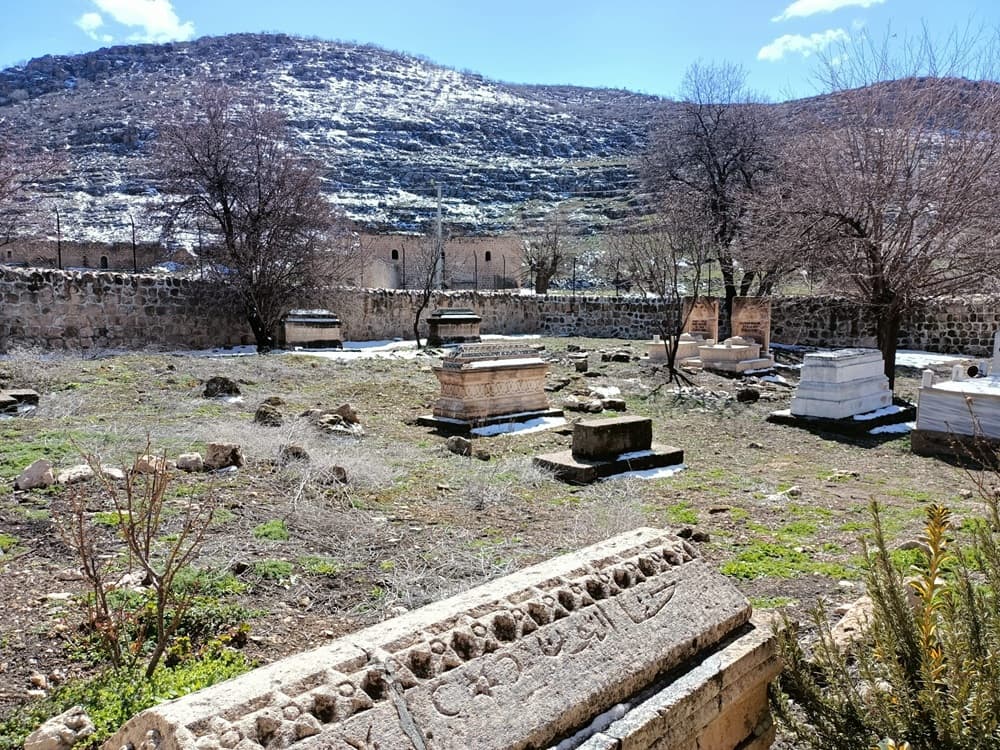 Dereiçi / Killit Köyü'nde taş mezarların bulunduğu tarihi mezarlık alanı ve karlı yamaç