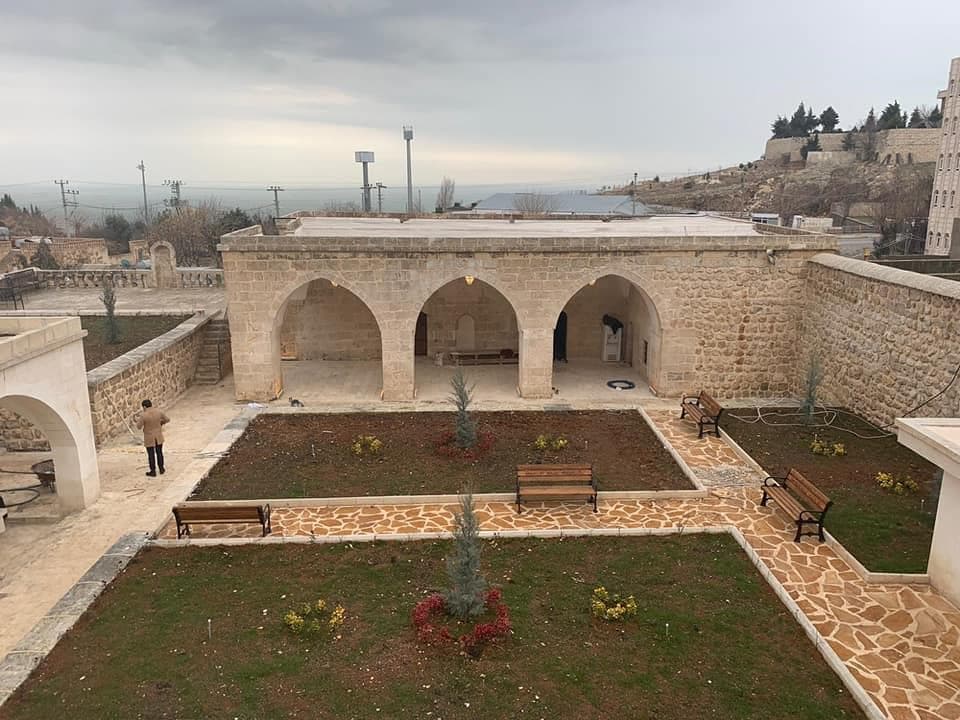 Emineddin Külliyesi'nde kemerli revaklar, avlu düzenlemesi ve taş duvarlar