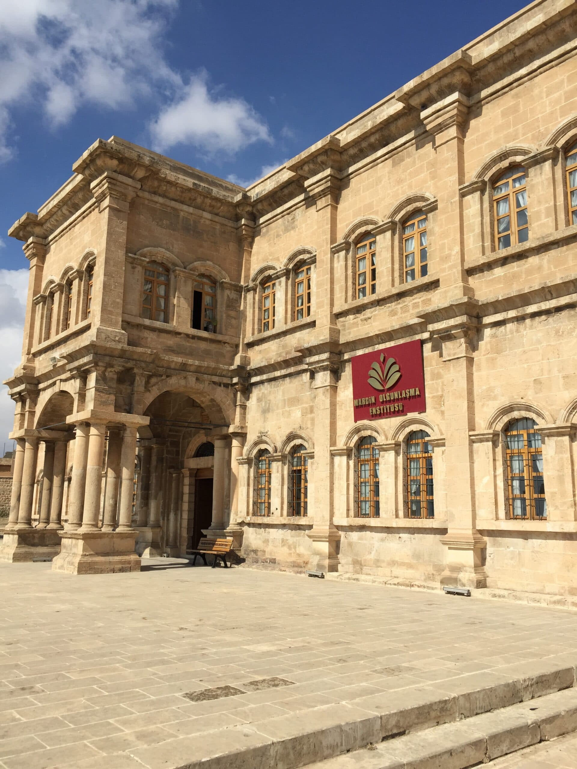 Mardin Olgunlaşma Enstitüsü avlusu ve taş cephe detayları