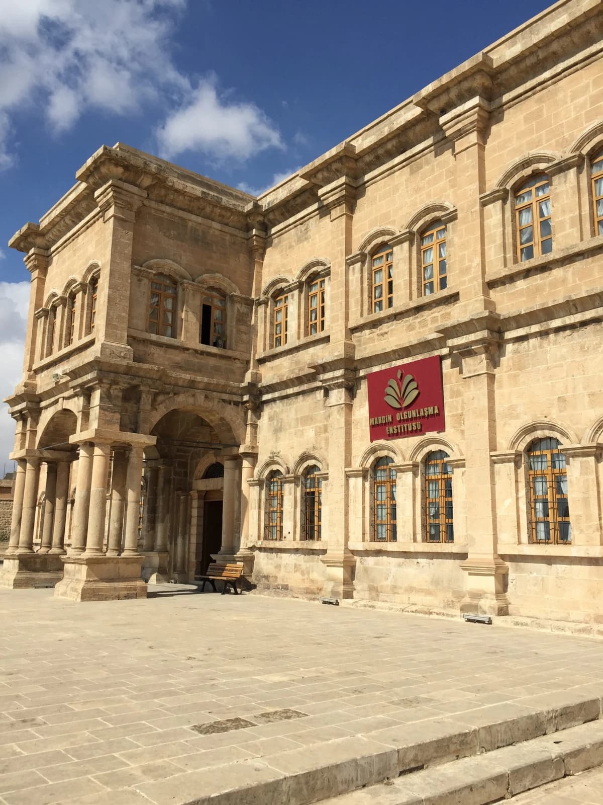 Mardin Olgunlaşma Enstitüsü avlusu ve taş cephe detayları