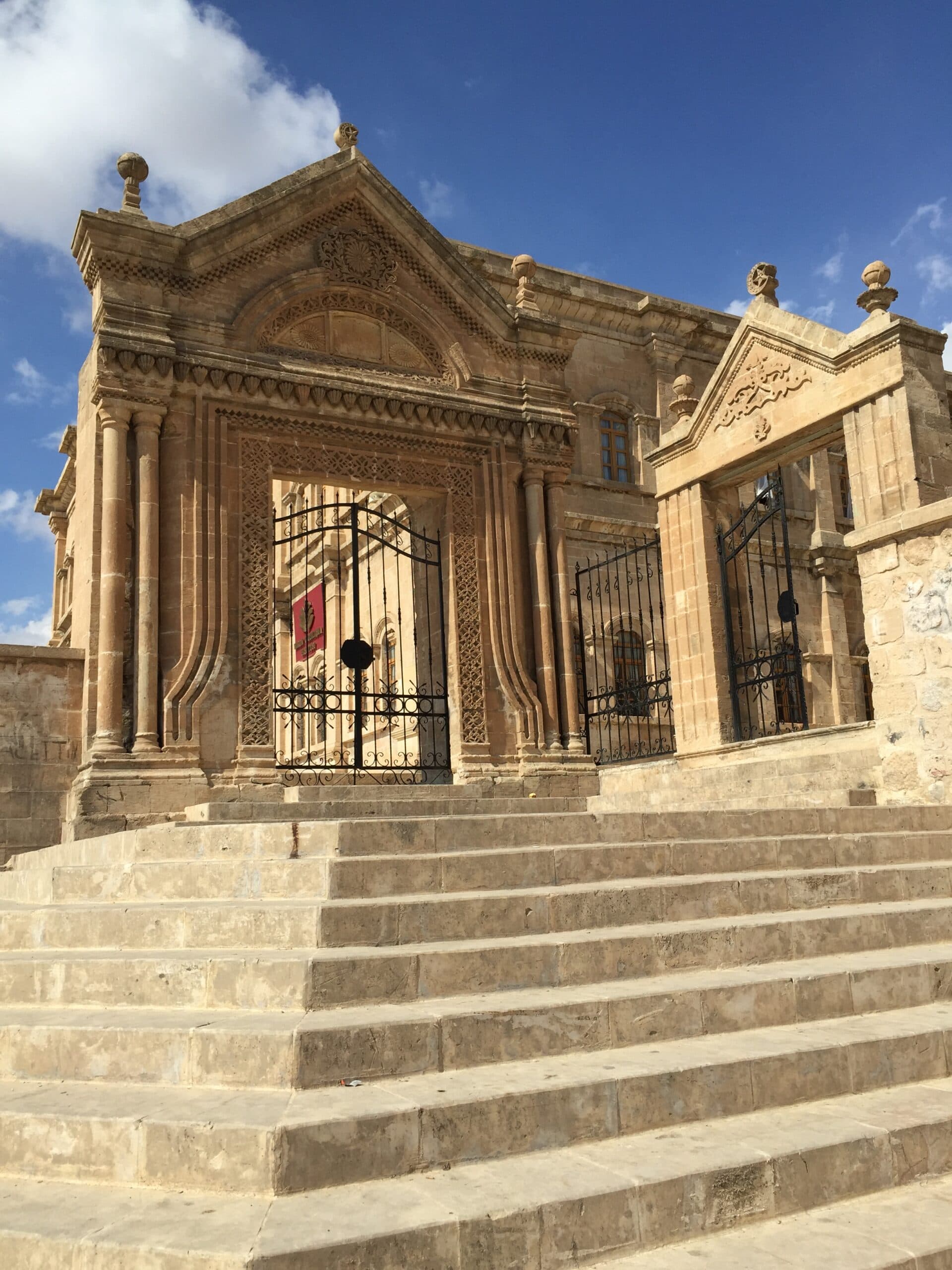 Mardin Olgunlaşma Enstitüsü'nün yan cephe ve giriş alanı