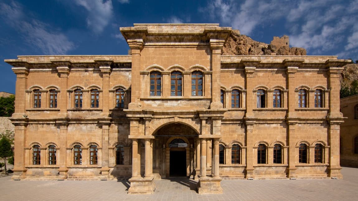 Mardin Olgunlaşma Enstitüsü'nün ana cephe ve tabela görünümü