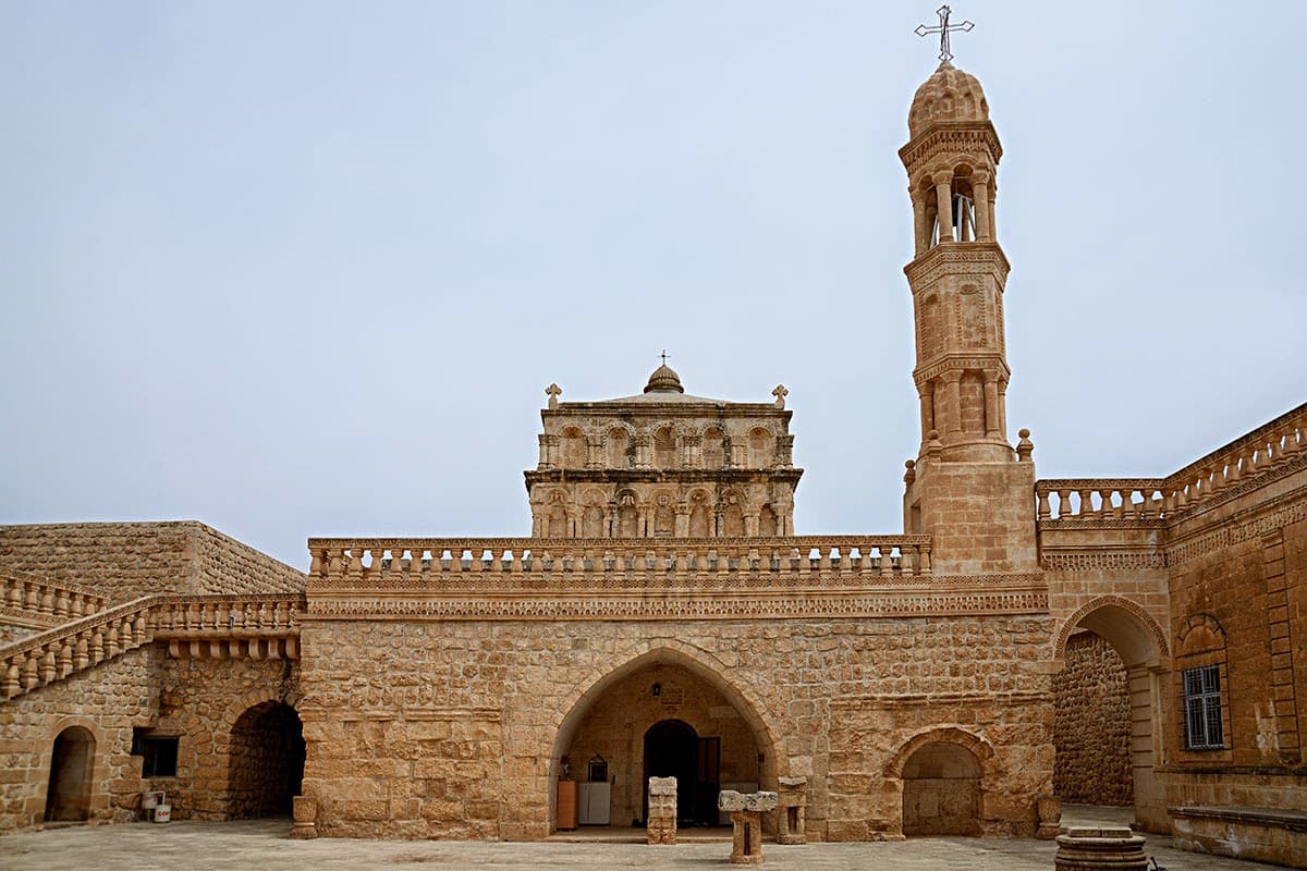 Meryem Ana Kilisesi'nin taş cepheleri ve minareli kule görünümü