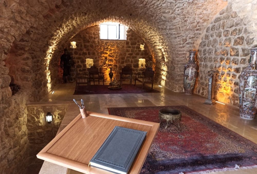 Midyat Estel Han içinde taş tonozlu geçit ve ahşap yürüyüş yolu