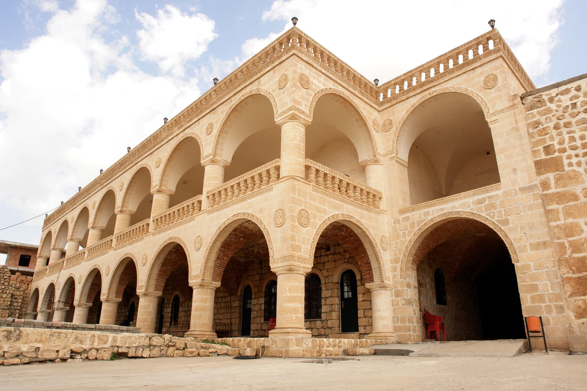 Mor Abraham / Mor Ambaham Manastırı'nda taş avlu ve kemerli cephe