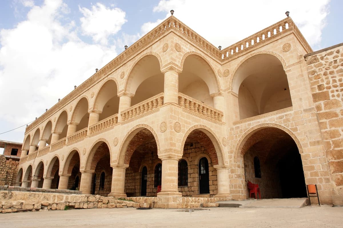 Mor Abraham / Mor Ambaham Manastırı'nda taş avlu ve kemerli cephe