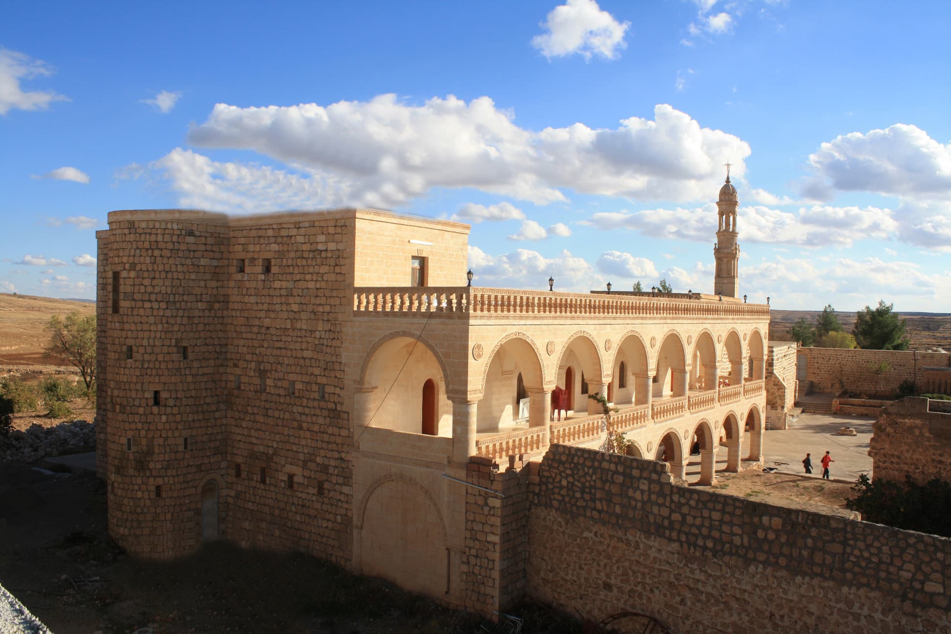 Mor Abraham / Mor Ambaham Manastırı'nın taş teras ve revaklı cephesi