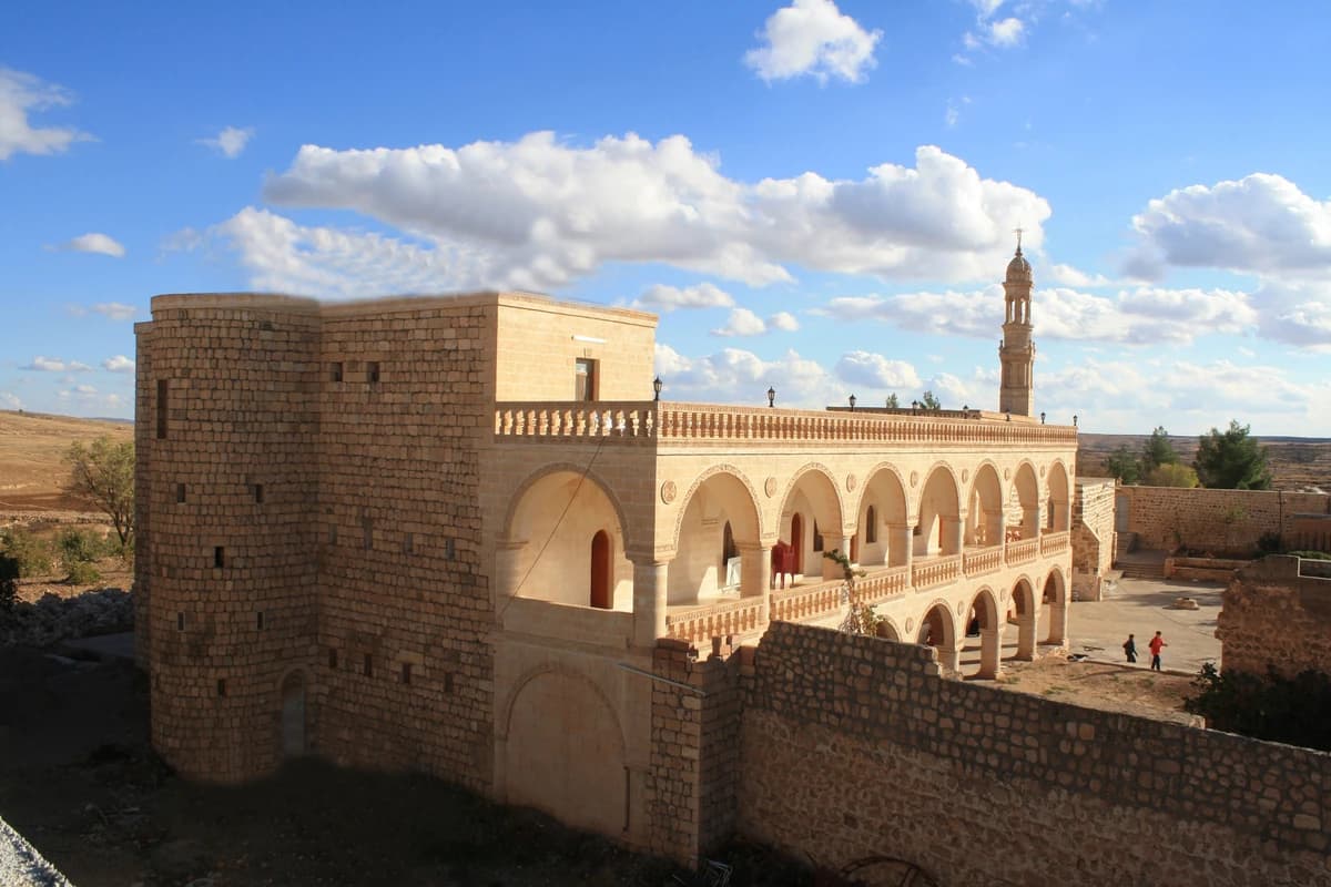 Mor Abraham / Mor Ambaham Manastırı'nın taş teras ve revaklı cephesi